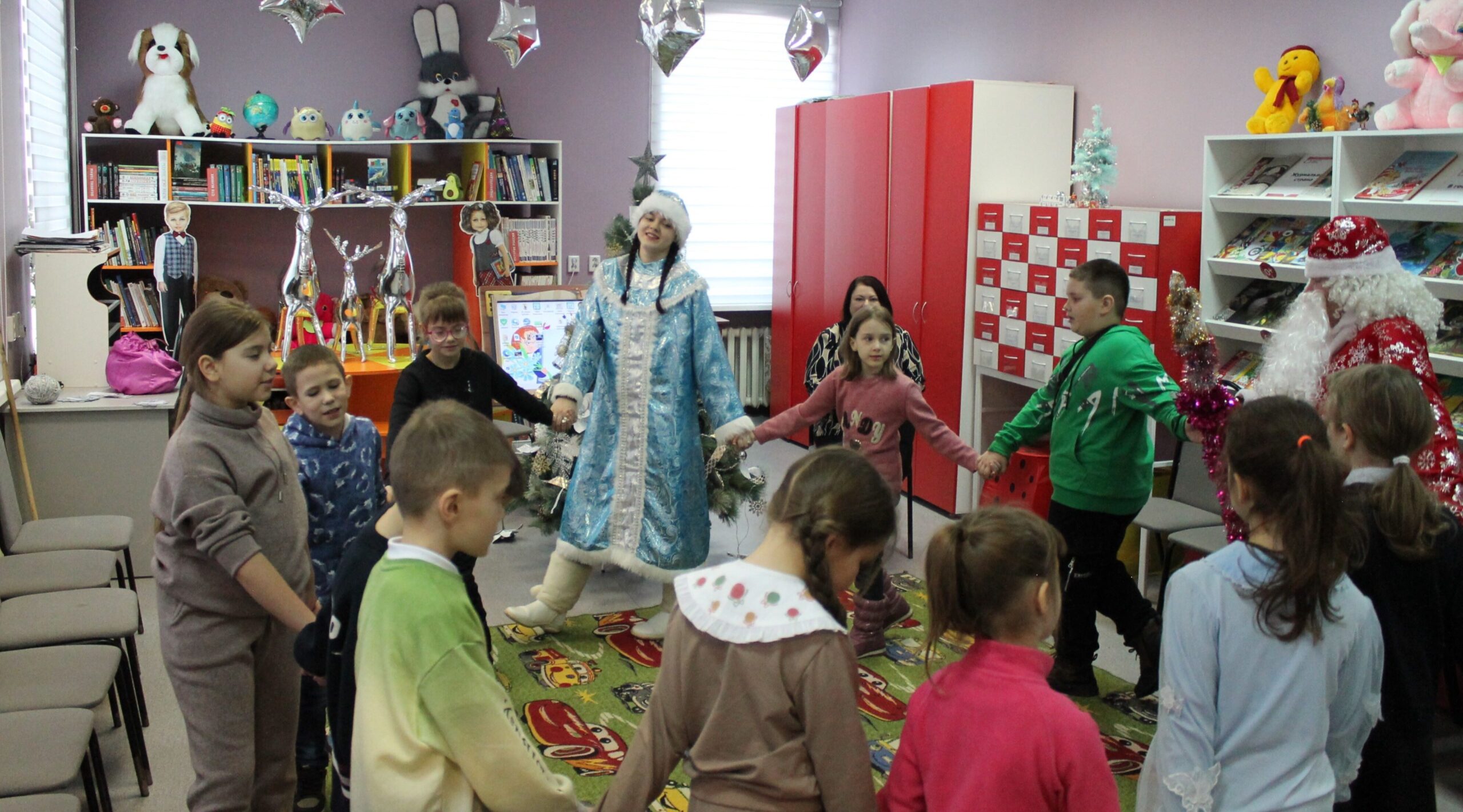 «Новогодние приключения» с героями сказок прошли в карачевской библиотеке