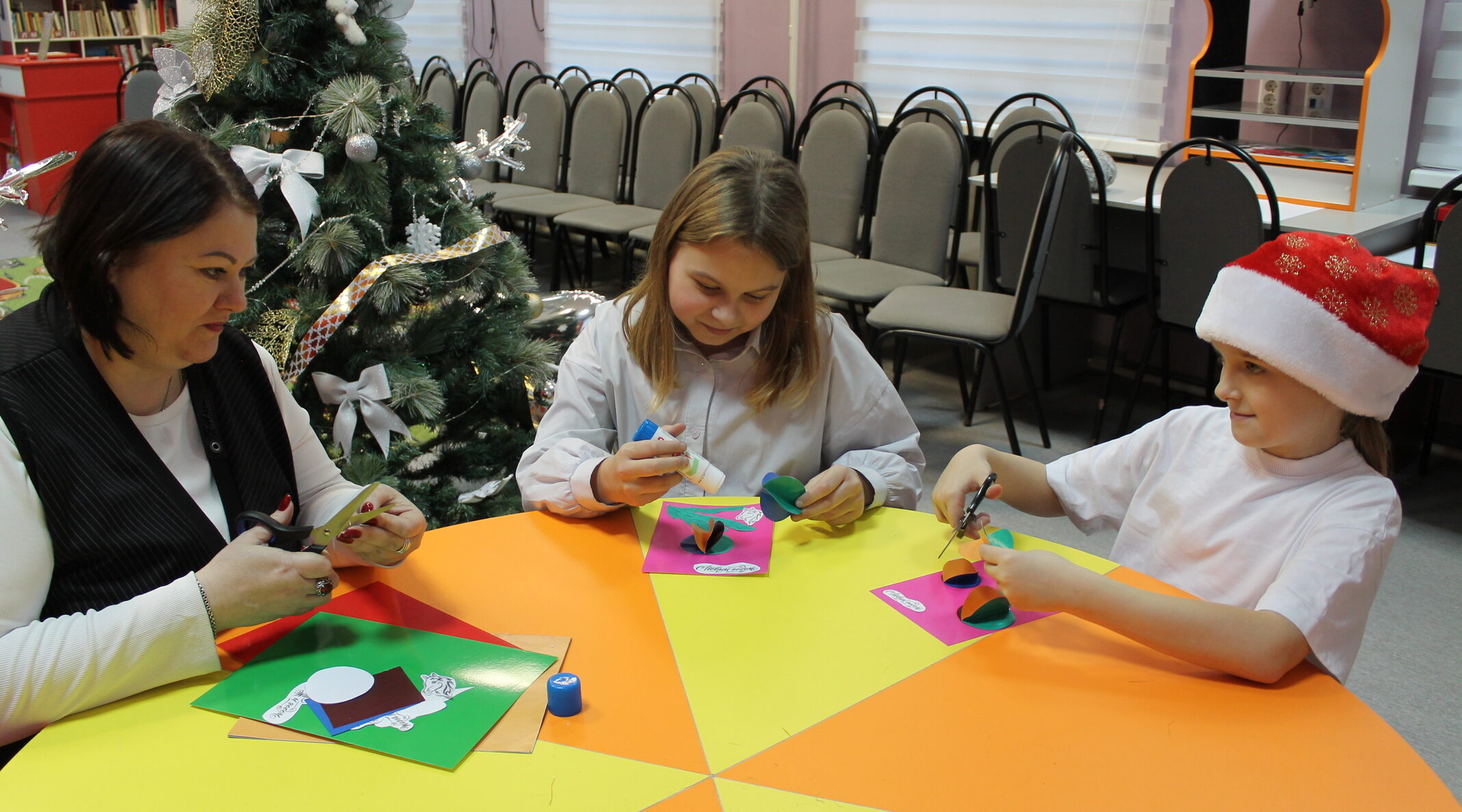 Для юных творцов в Карачевской библиотеке прошел мастер-класс «Новогодние чудеса»