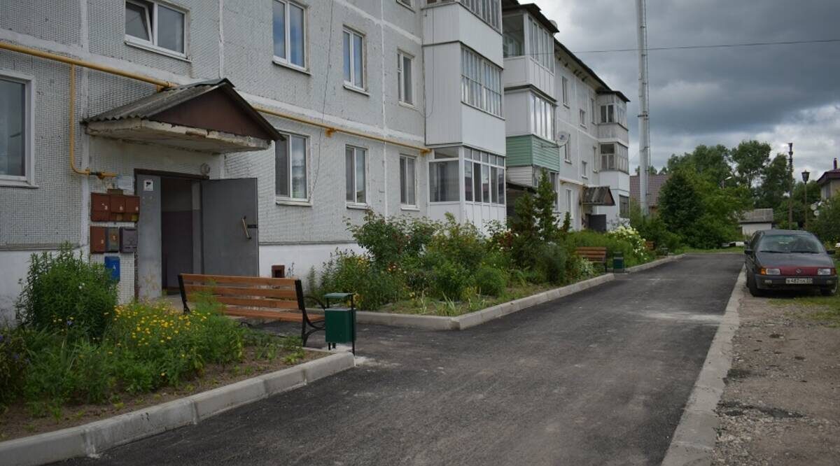 Шесть дворовых территорий благоустроены в Клетнянском районе в 2025 году