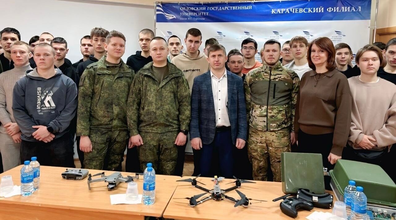 В гостях у карачевских студентов побывали  специалисты современной армии