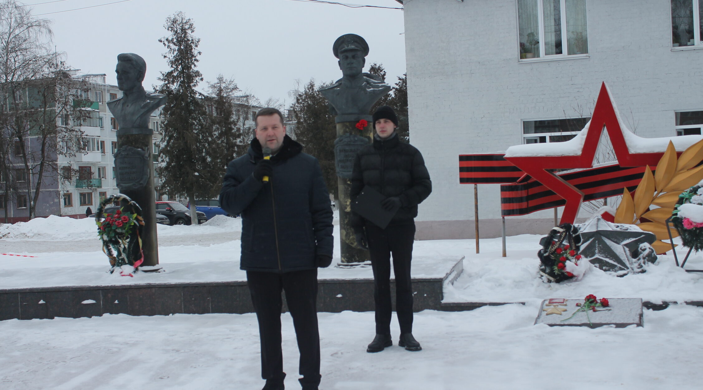 В Карачеве на аллее Героев прошел митинг «Город мужества и славы»