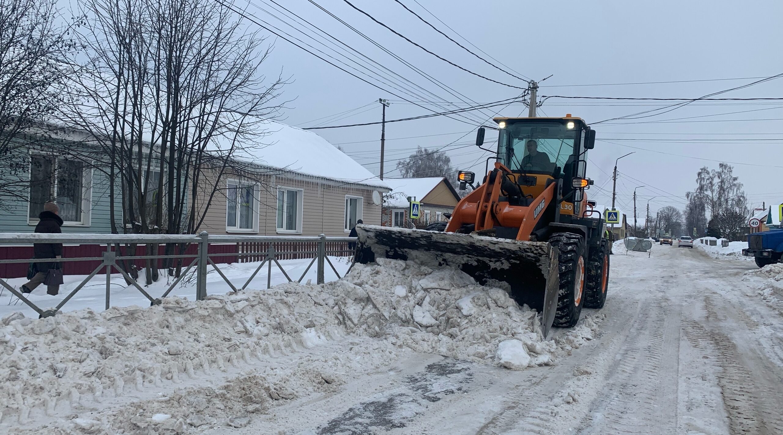 В Карачеве продолжаются работы по зимней уборке улиц