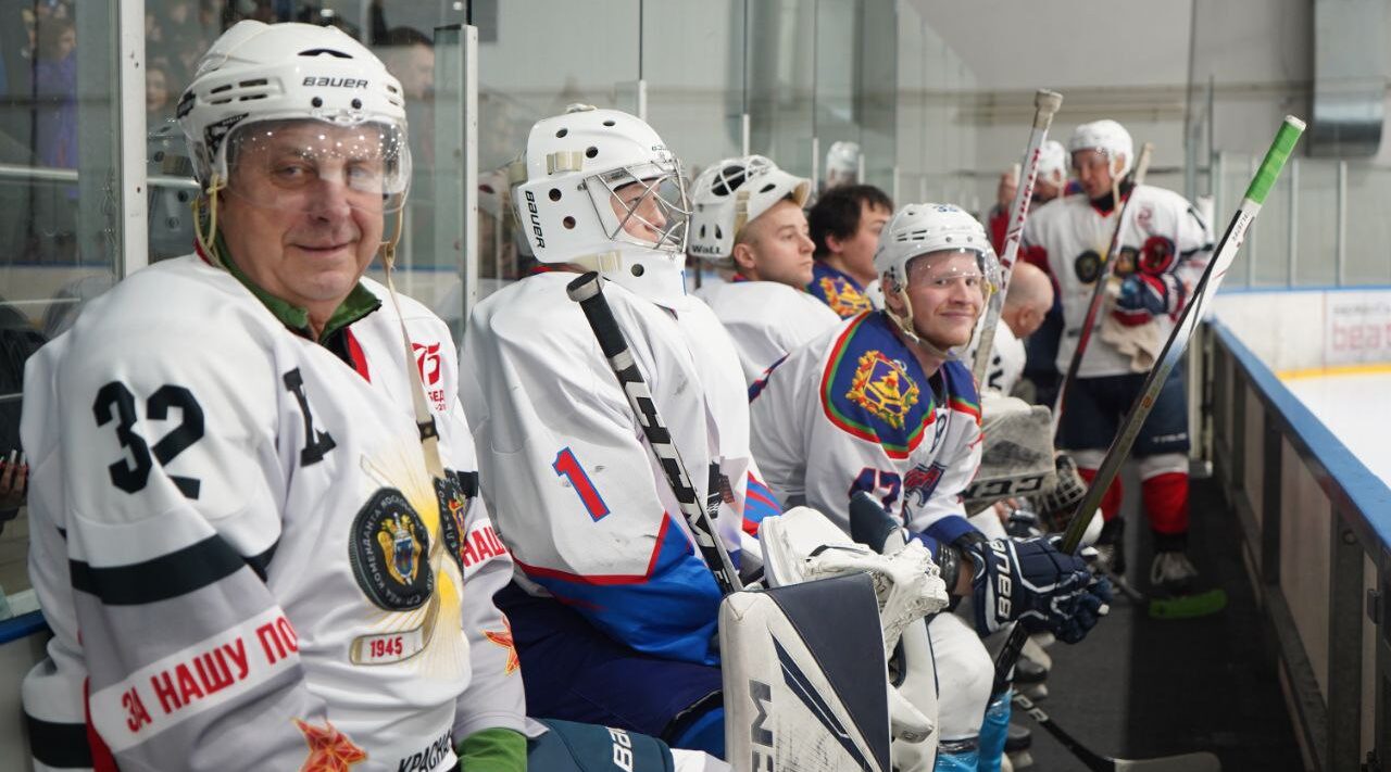 Губернатор Брянщины Александр  Богомаз сыграл в хоккей с молодёжью в День студента