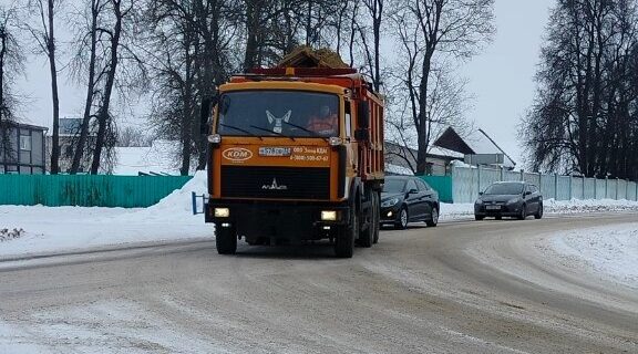 Подрядчики Управления автодорог чистят от снега обрабатывают трассы в круглосуточном режиме