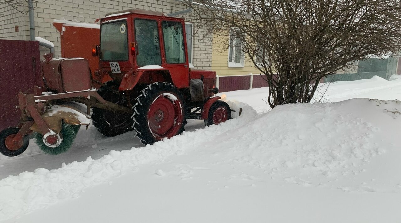 В Карачевском районе продолжают расчищать дороги после снегопада