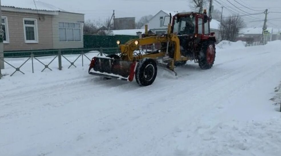 В Жуковке, Новозыбкове и Карачеве ликвидируют последствия снегопада