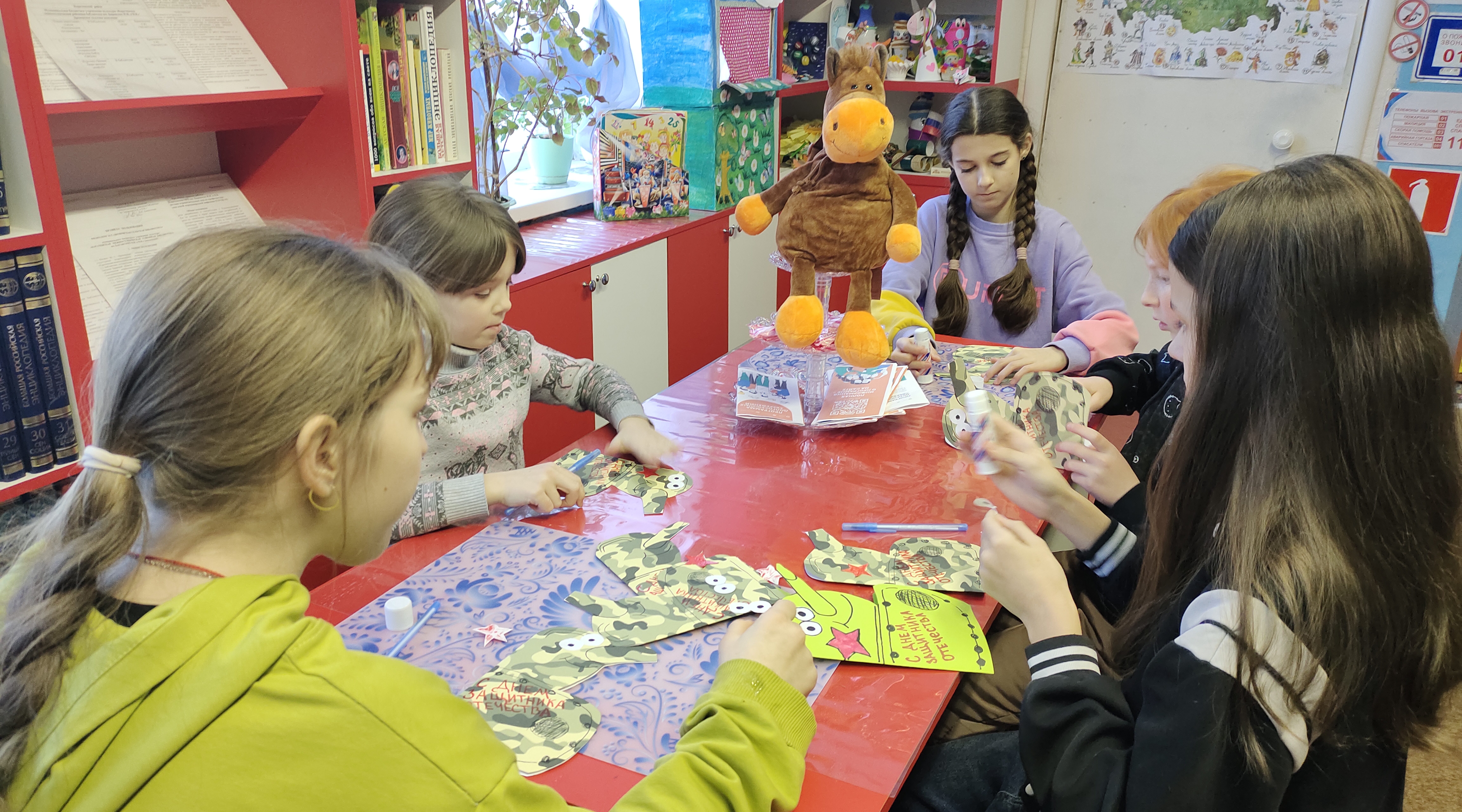 В Дроновской библиотеке прошел мастер-класс «Открытка солдату»