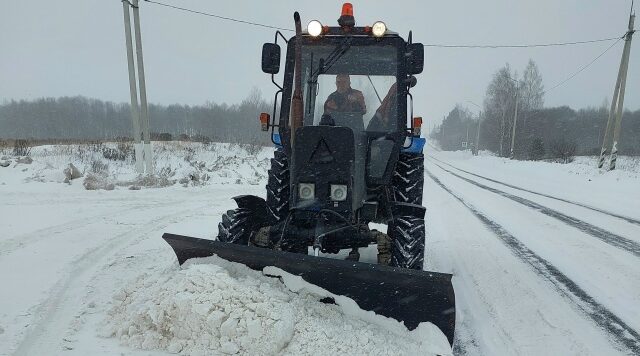 Брянские дороги очищают от снега и наледи