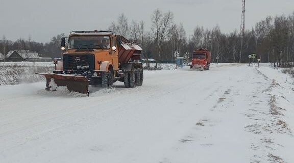 Почти 300 единиц техники круглосуточно очищают трассы Брянщины