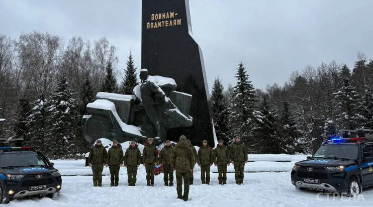 В  День военной полиции в Брянске возложили цветы воинам-водителям