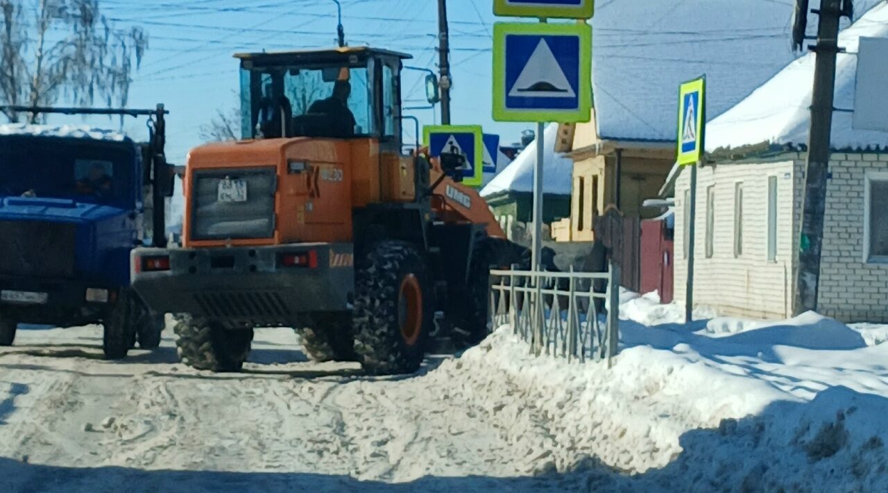 В Карачеве продолжаются работы по расширению проезда на улице 50 лет Октября
