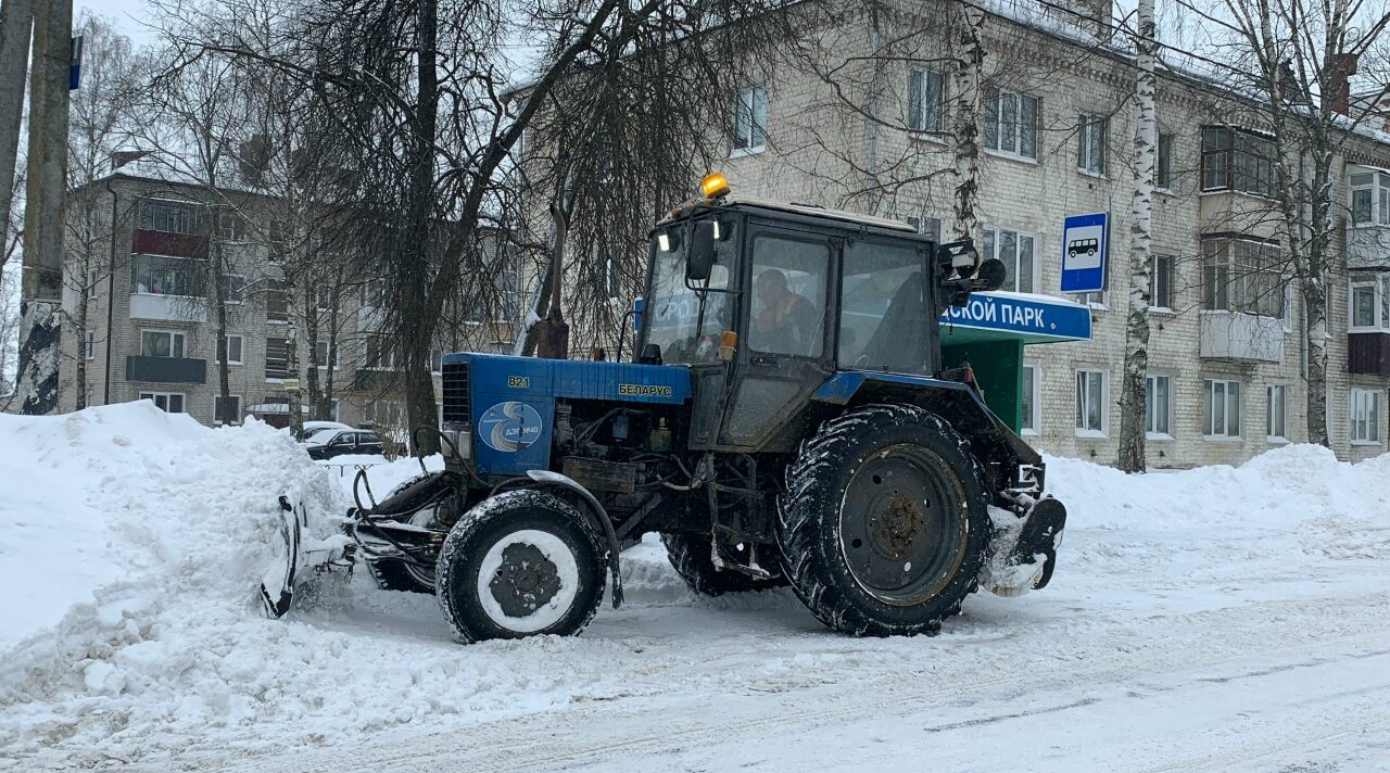 В Карачевском районе коммунальщики и дорожники  борются с последствиями снегопада