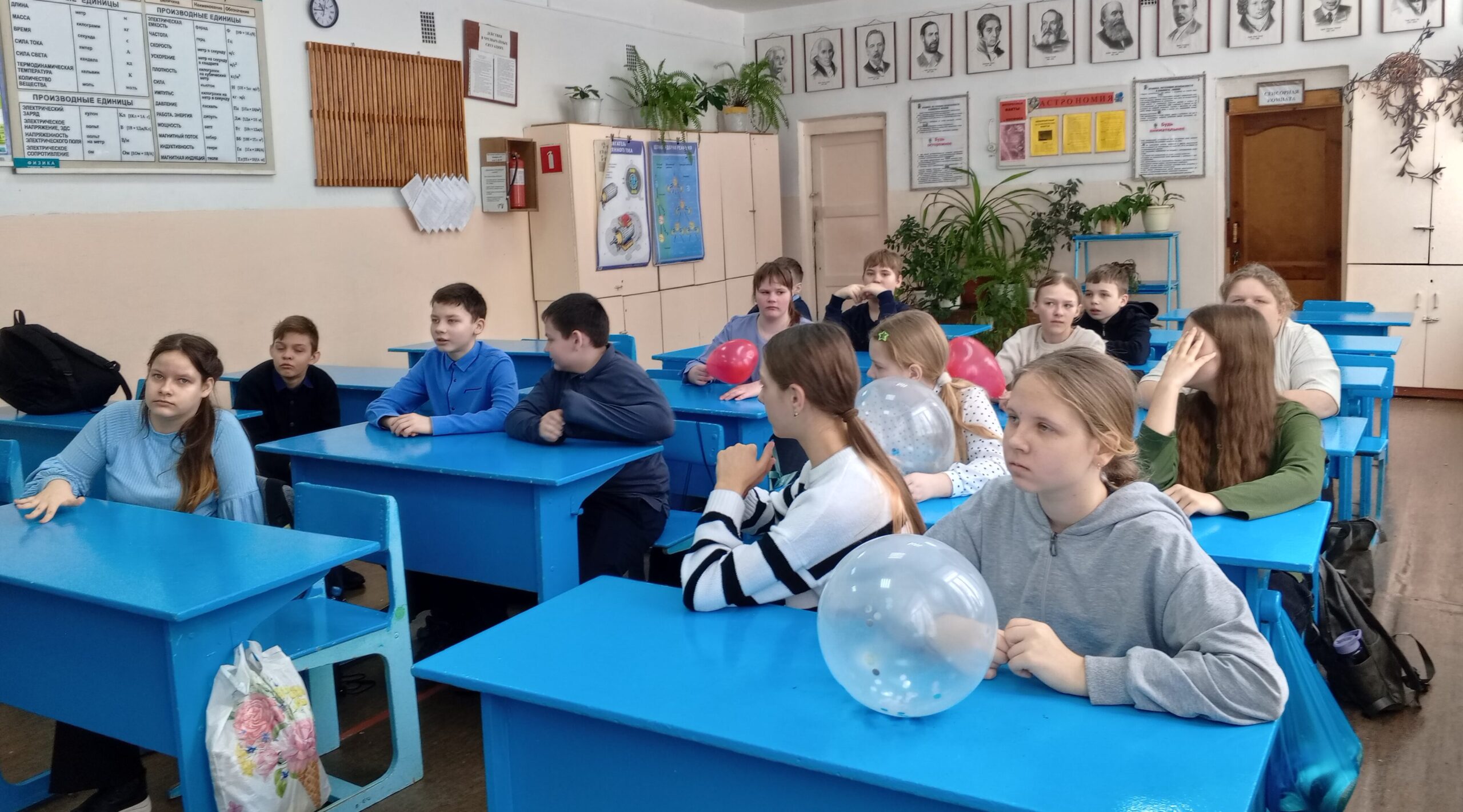 Первомайская библиотека  организовала праздник для школьниц