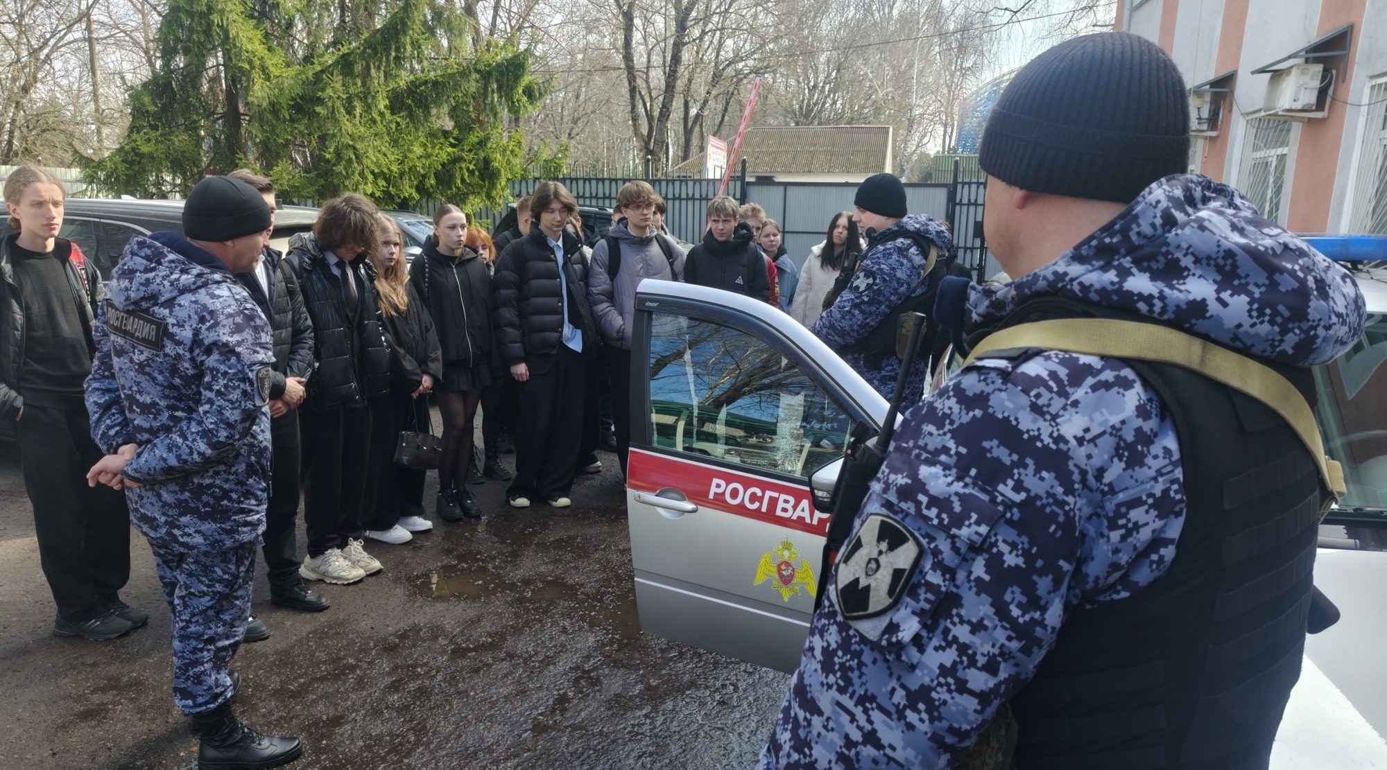 Росгвардейцы провели день открытых дверей для брянских школьников