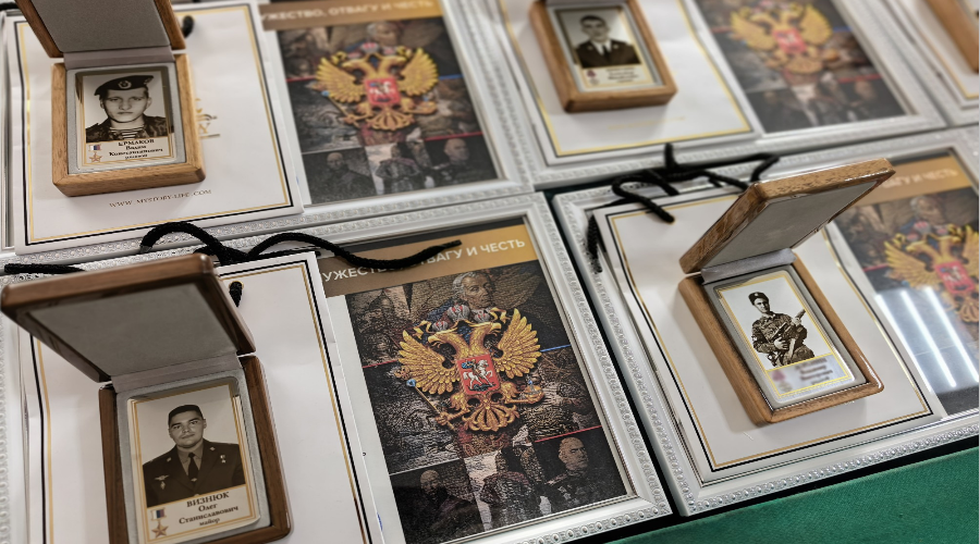 В Брянске семьям погибших сотрудников и военнослужащих войск правопорядка вручили памятные жетоны