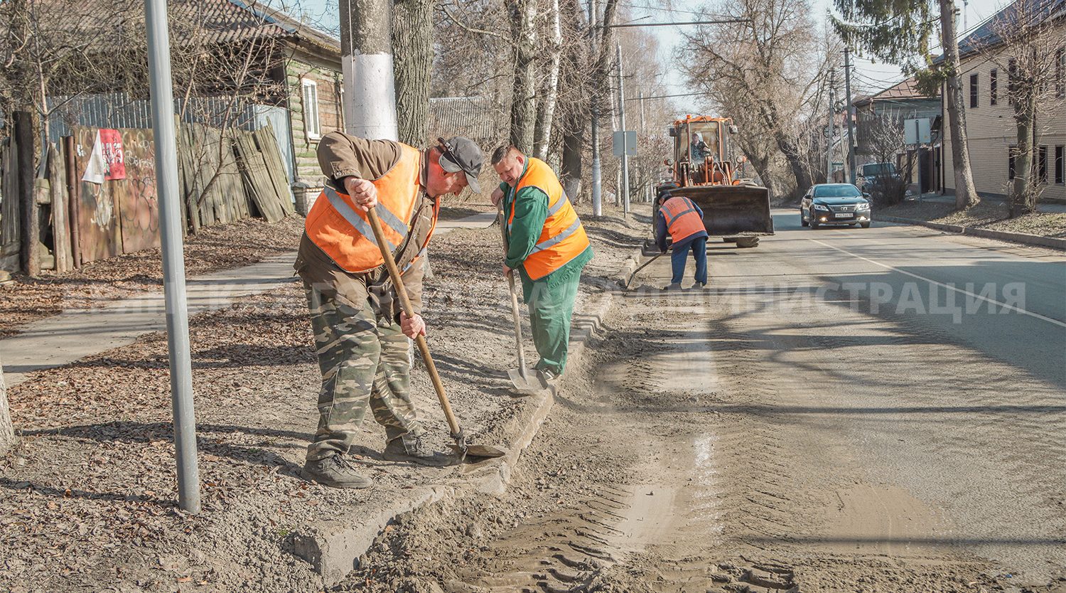 Брянск встречает весну — дорожники наводят чистоту на улицах города