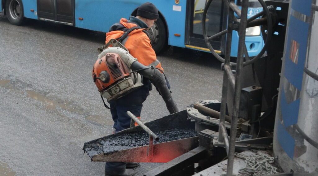 В Брянске ямочный ремонт дорог продолжается