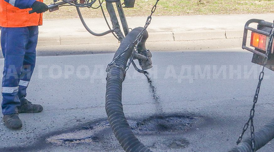 Дорожные службы Брянска ведут ямочный ремонт в разных районах города