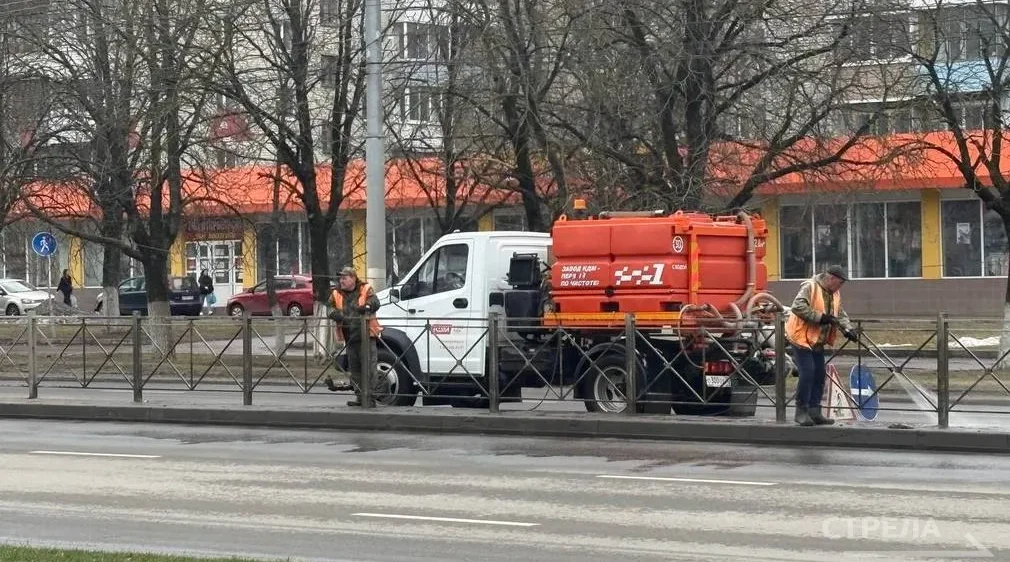 Спецтехника вышла на весеннюю уборку улиц Брянска