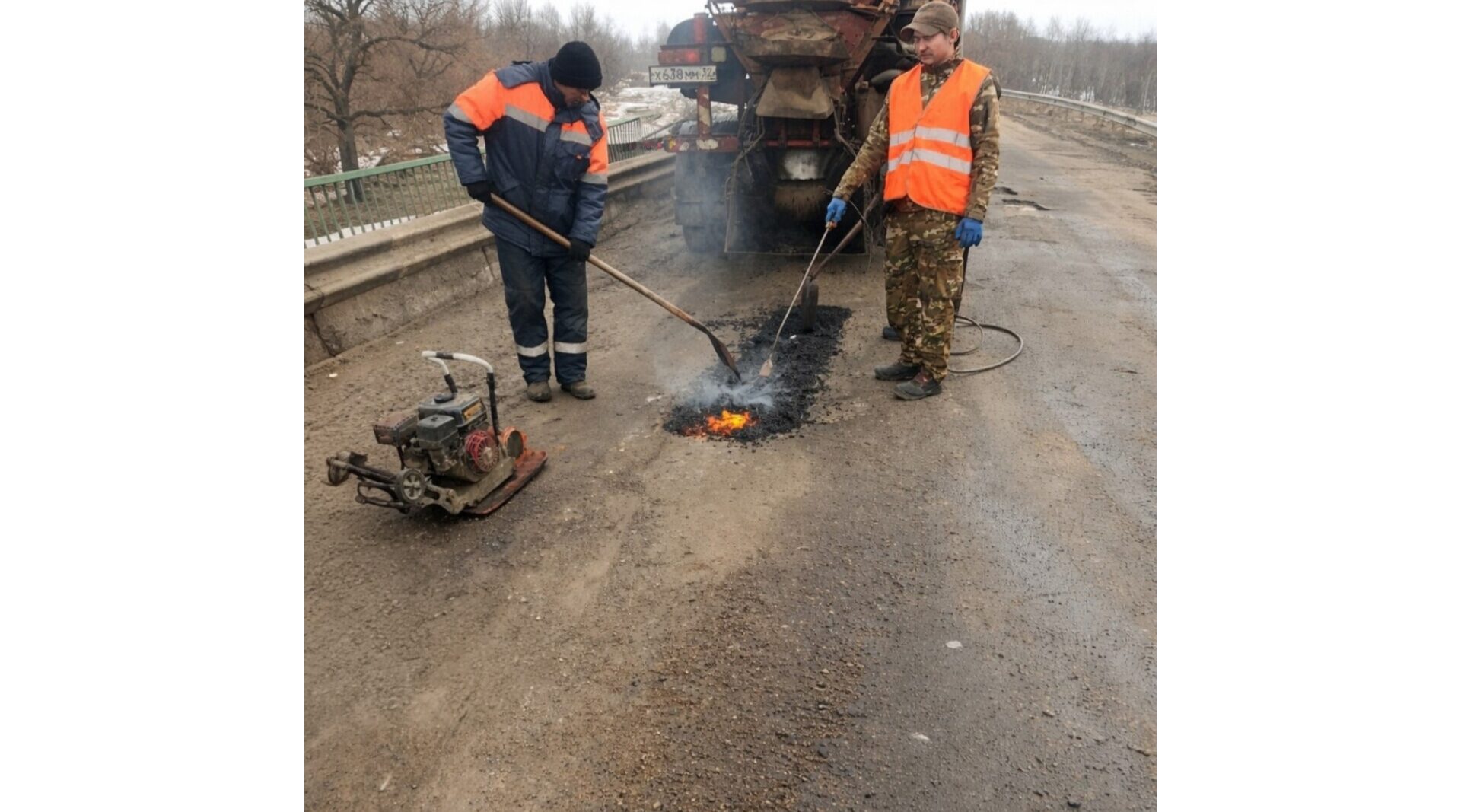 В Комаричском районе приступили к активному ямочному ремонту дорог