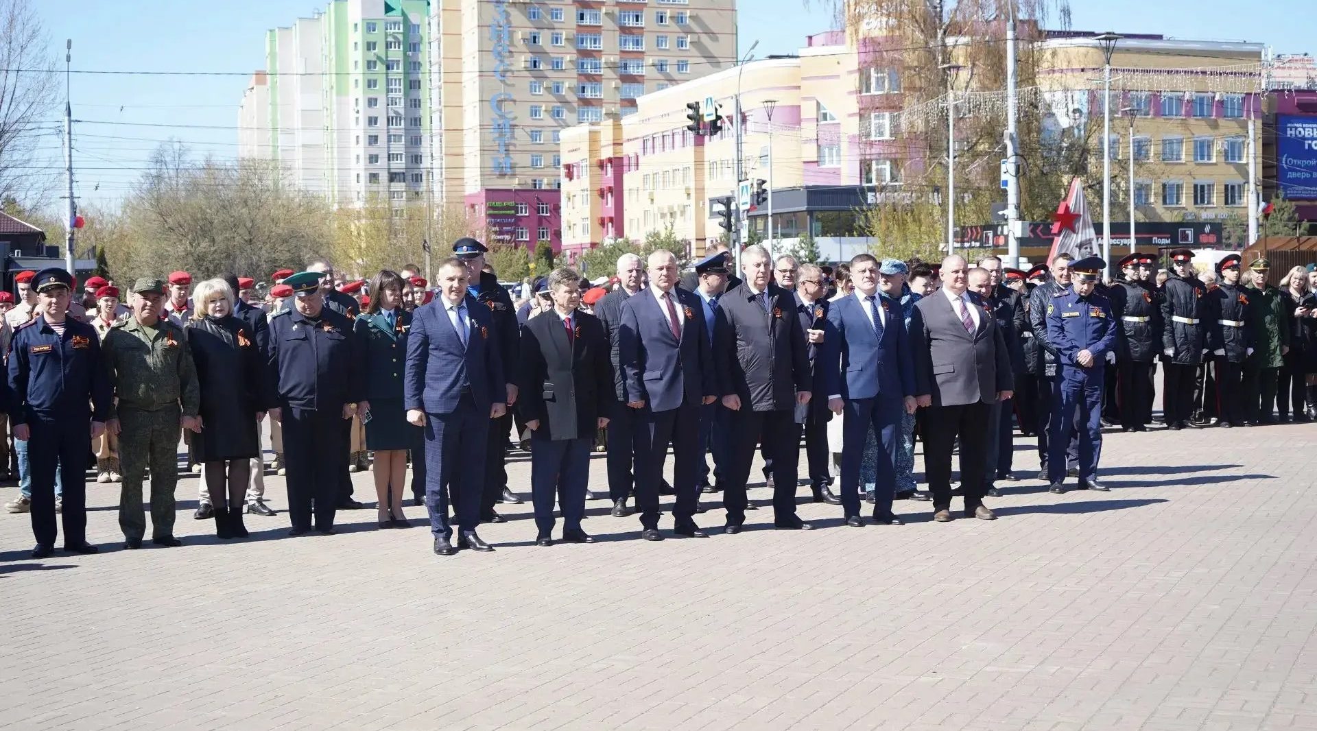 В Брянске на площади Воинской славы стартовала акция «Георгиевская лента»