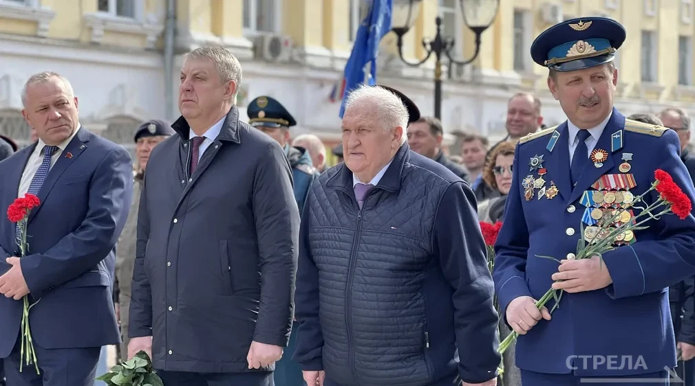 В Брянске прошло торжество у памятника Юрию Гагарину
