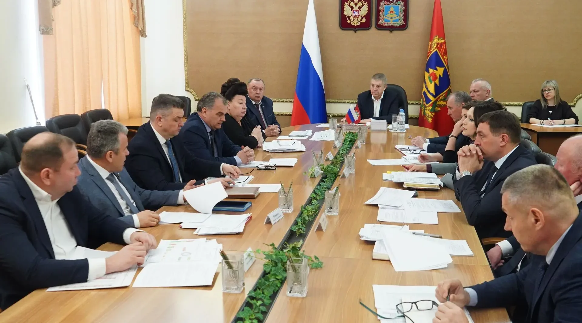 Губернатор Александр Богомаз провёл совещание о финансовой помощи участникам спецоперации