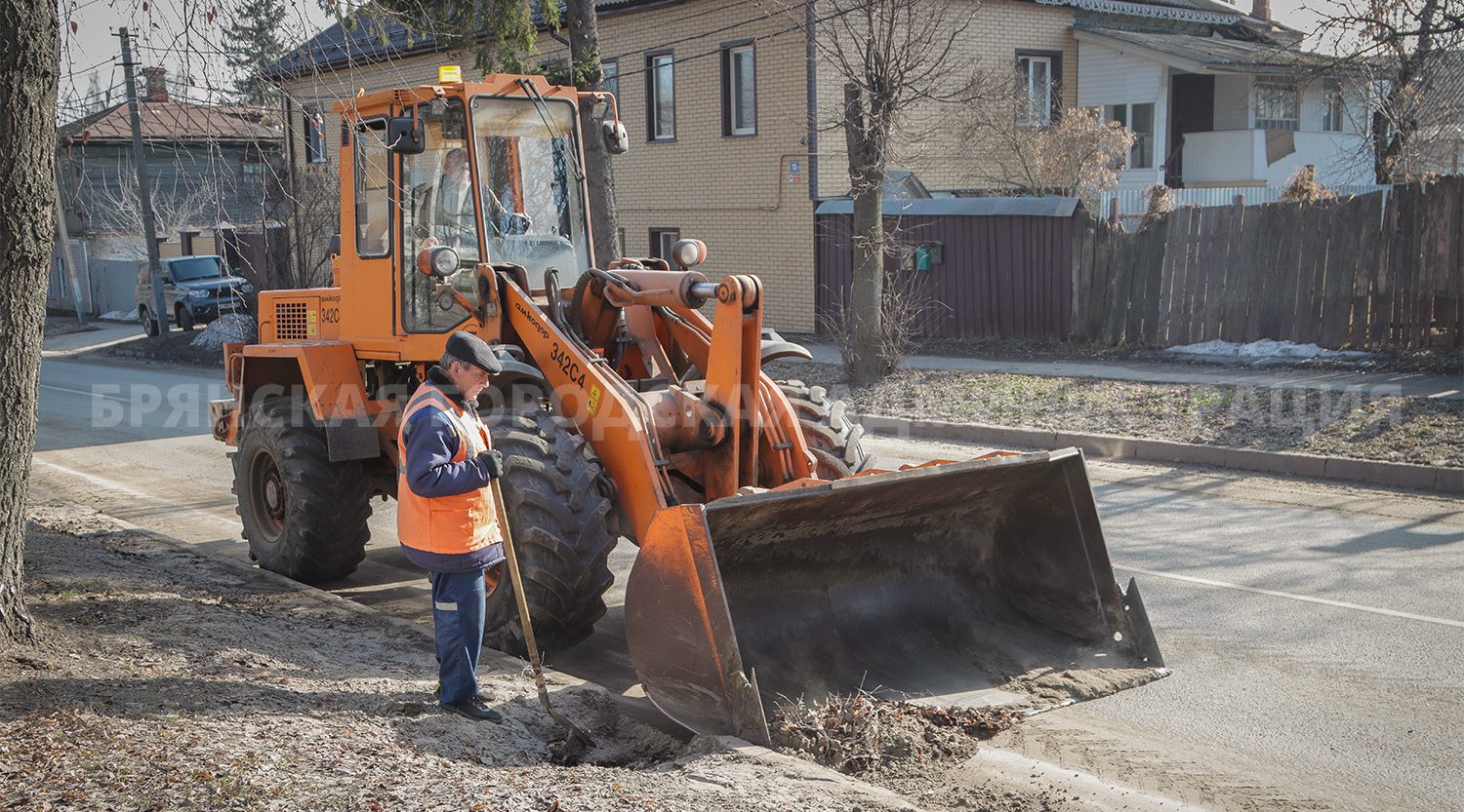 Дорожники Брянска продолжают наводить порядок после зимы