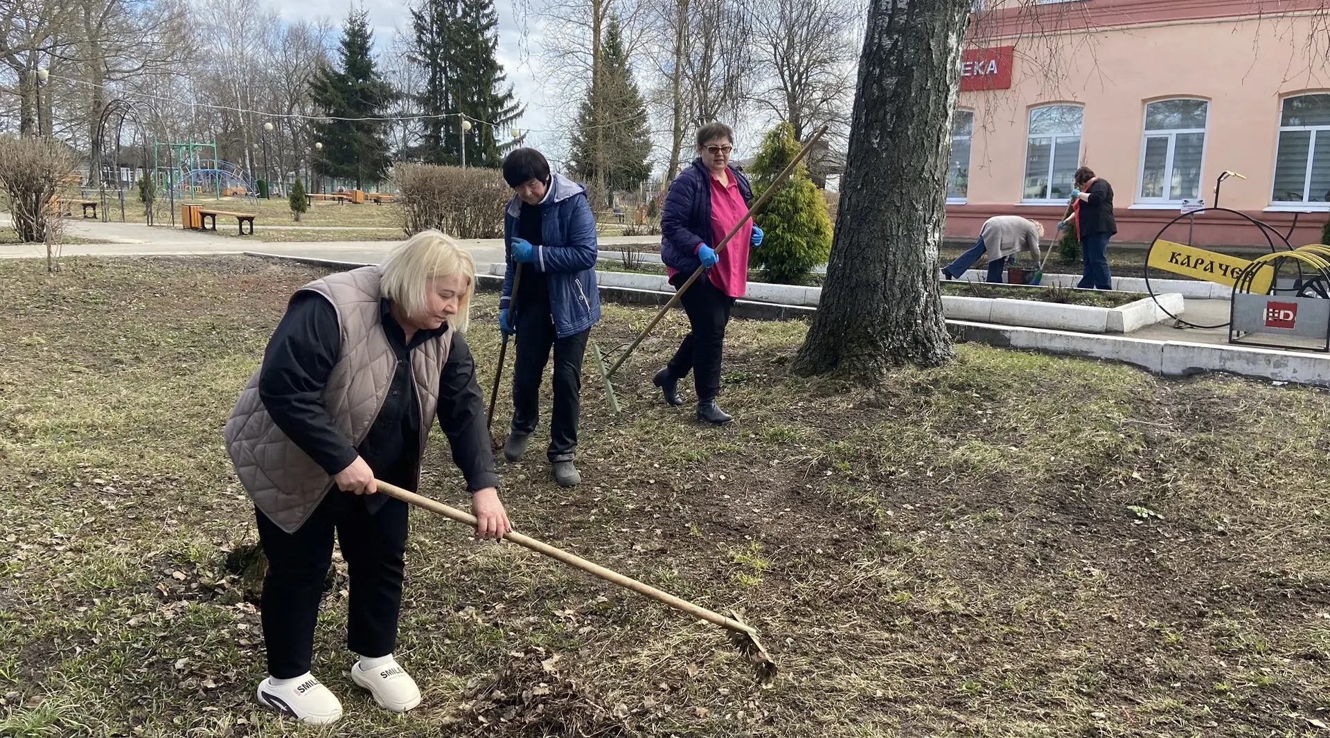 Работники библиотек Карачевского района провели субботник