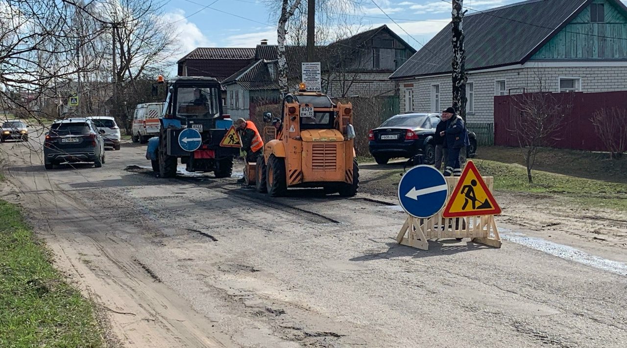 Ямочный ремонт в Карачевском районе идёт активно
