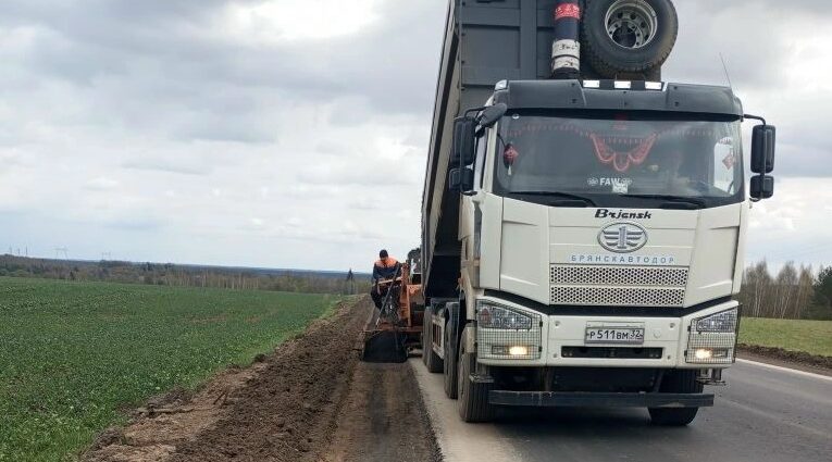 В Выгоничском районе обновляют участок автодороги до Трубчевска и Мякишево