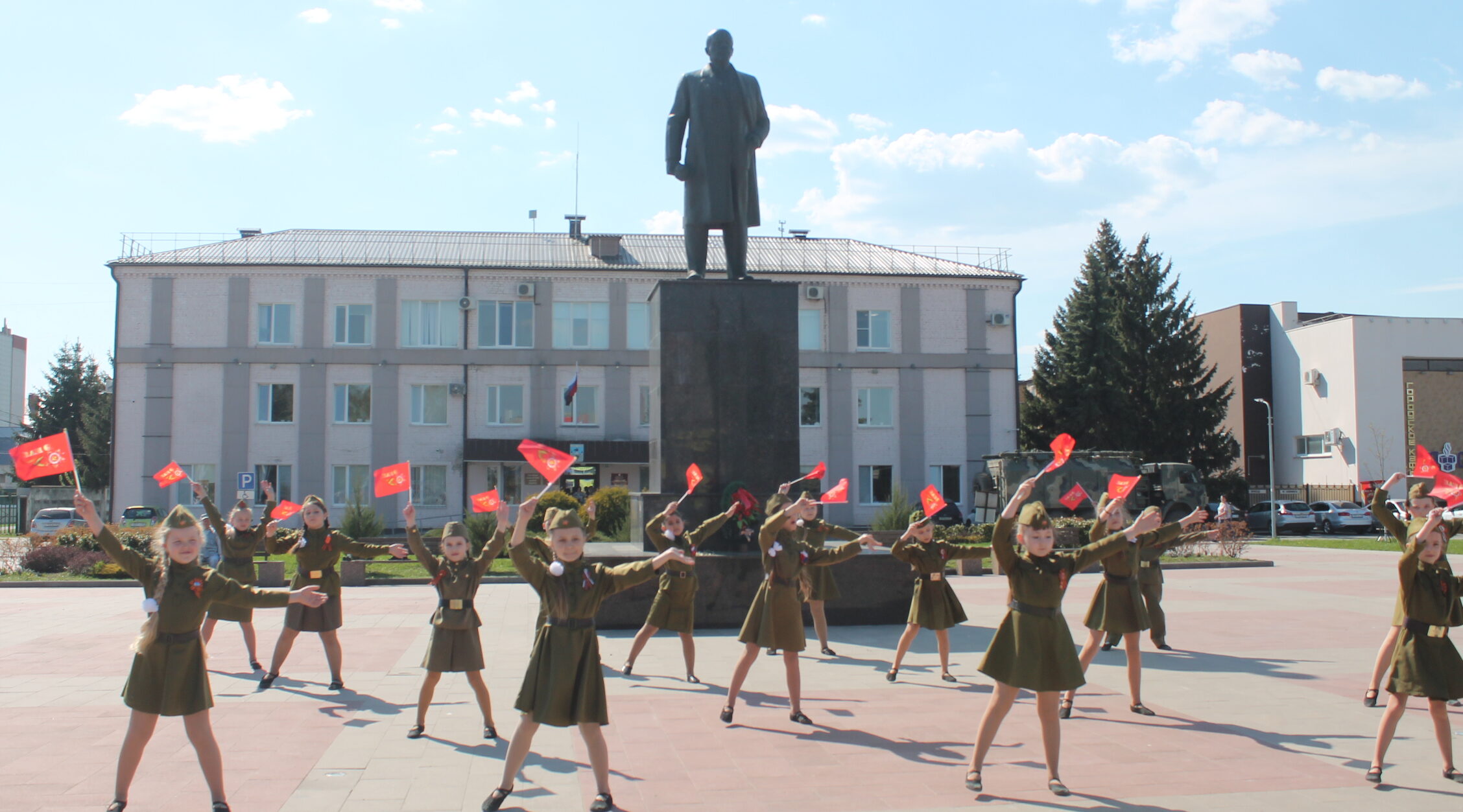 В Карачеве на центральной площади прошел «Вальс Победы»