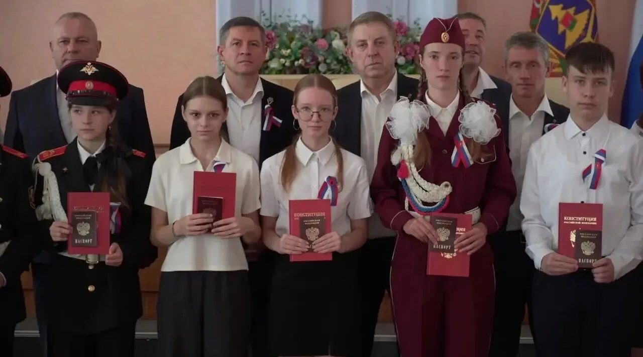 Врио губернатора Брянщины Егор Ковальчук вручил паспорта юным клинчанам
