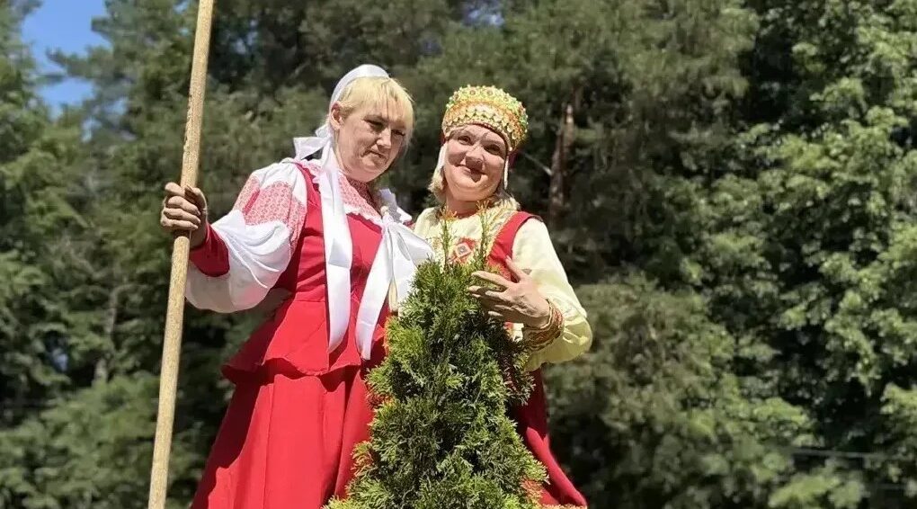 В Унечской больнице врачи в народных костюмах высадили туи