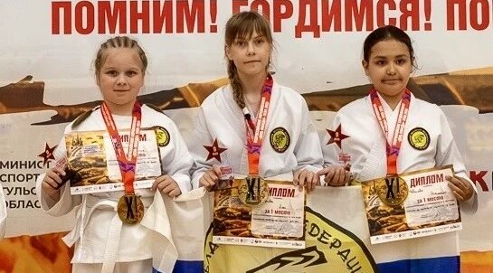 Каратистки Дворца единоборств возвращаются с медалями