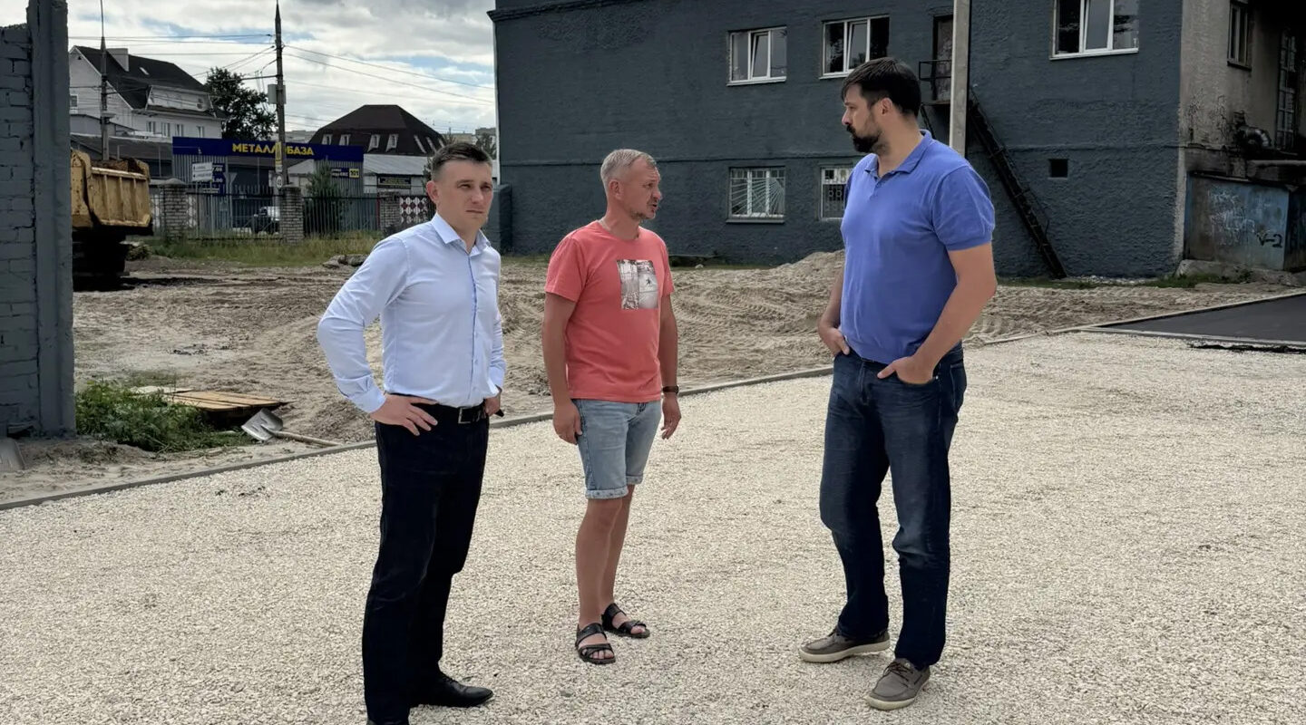 В Брянске начали асфальтировать умную площадку