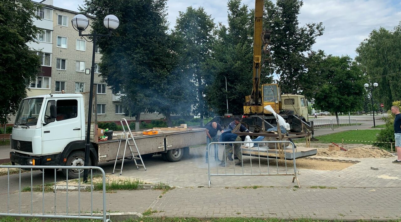 В Карачеве завершается установка памятного знака ко Дню ВМФ