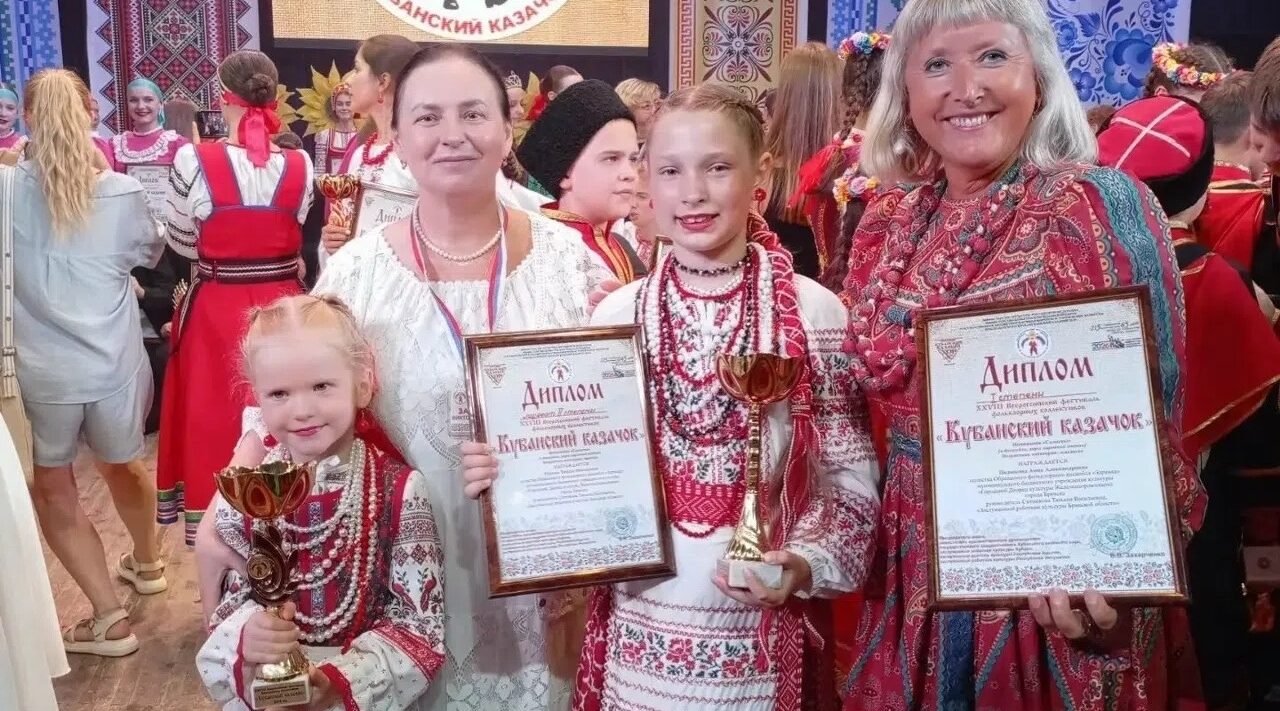 Брянский ансамбль «Зарянка» выступил на фестивале «Кубанский Казачок‑2026» в Сочи