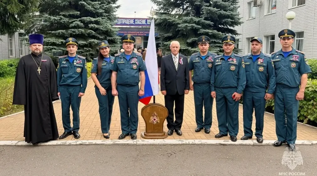 Брянские спасатели торжественно встретили День Государственного флага России