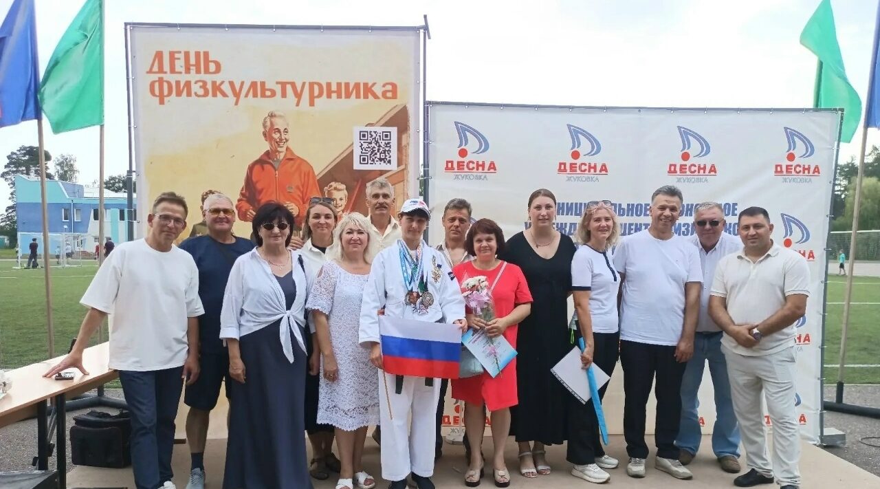 В брянской Жуковке прошел спортивный праздник, приуроченный ко Дню физкультурника
