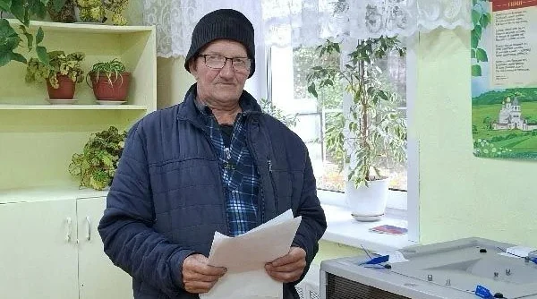 Карачевец Николай Надворняк первым проголосовал на выборах