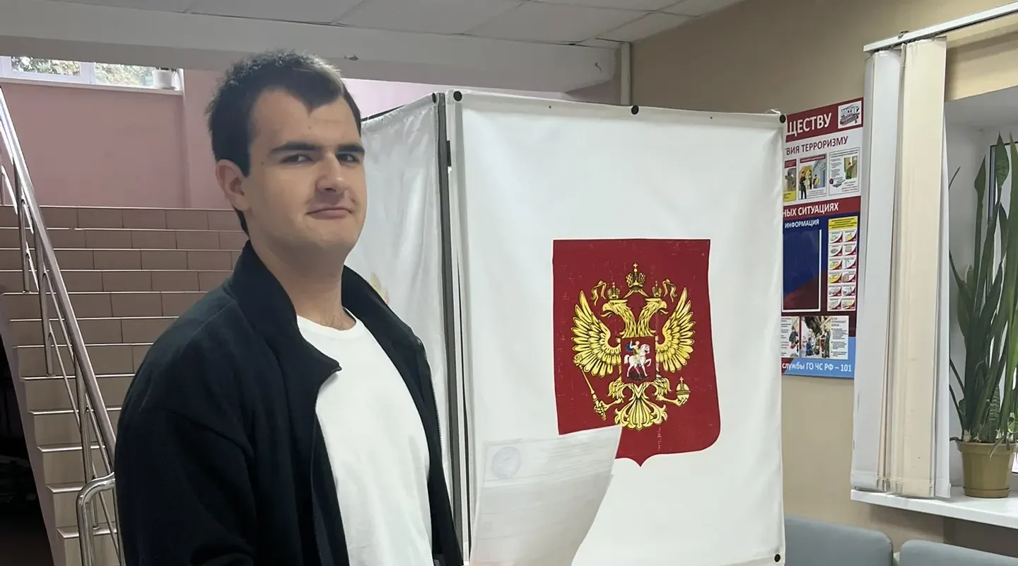 Студент Глеб Маслов впервые проголосовал на выборах