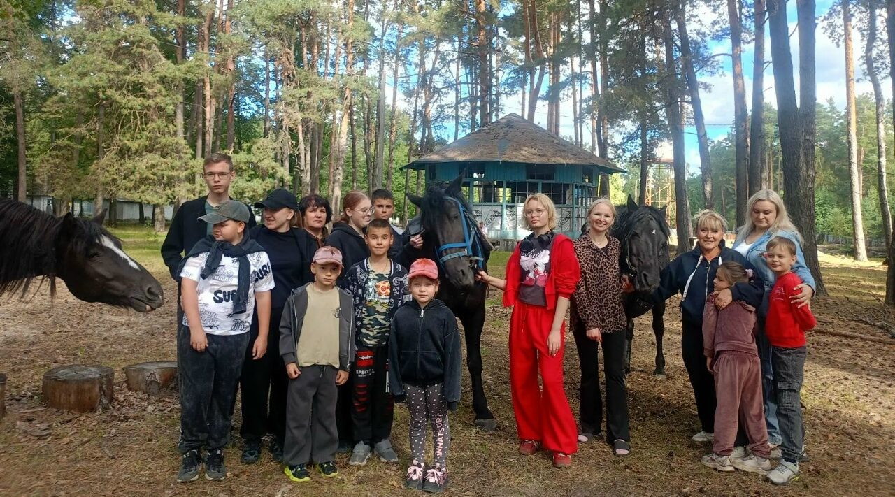 Семьи героев СВО из Карачевского района посетили конное подворье