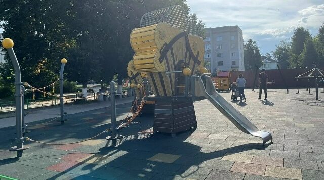 В брянском Сельцо благоустроили детскую площадку