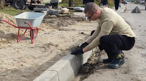 В брянской Клетне по улице Заозерной обустраивают тротуар