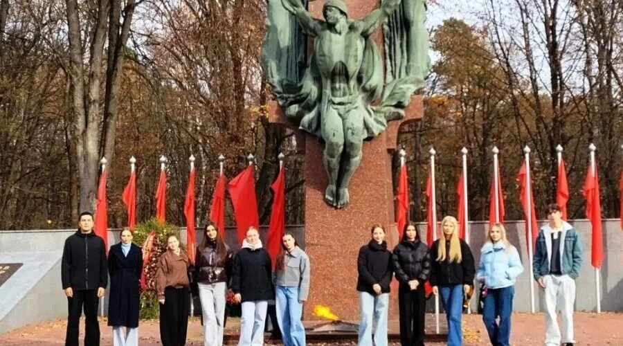 Брянские студенты-медики благоустроили Аллею партизан